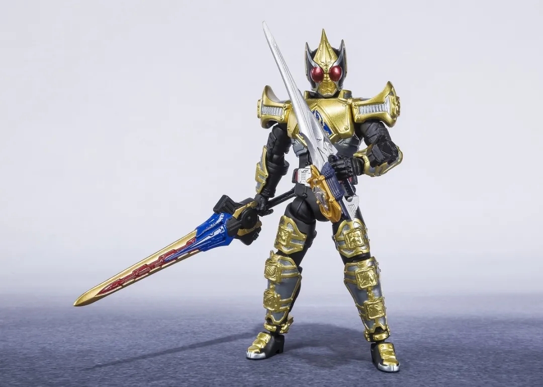 可以搭配 shodo-x8 中收录的 假面骑士剑 武器醒剑觉醒器,还原剧中的