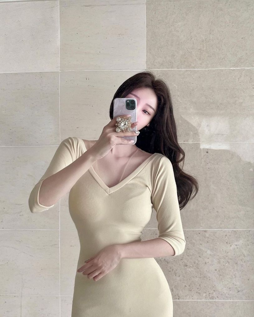 最爱穿大深v装的性感姐姐紧身服自拍