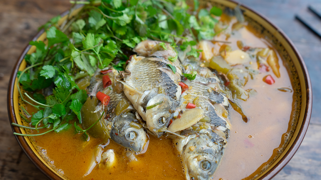 农家酸菜鲫鱼,配上奶奶家的陈年老酸菜,看得我口水直流