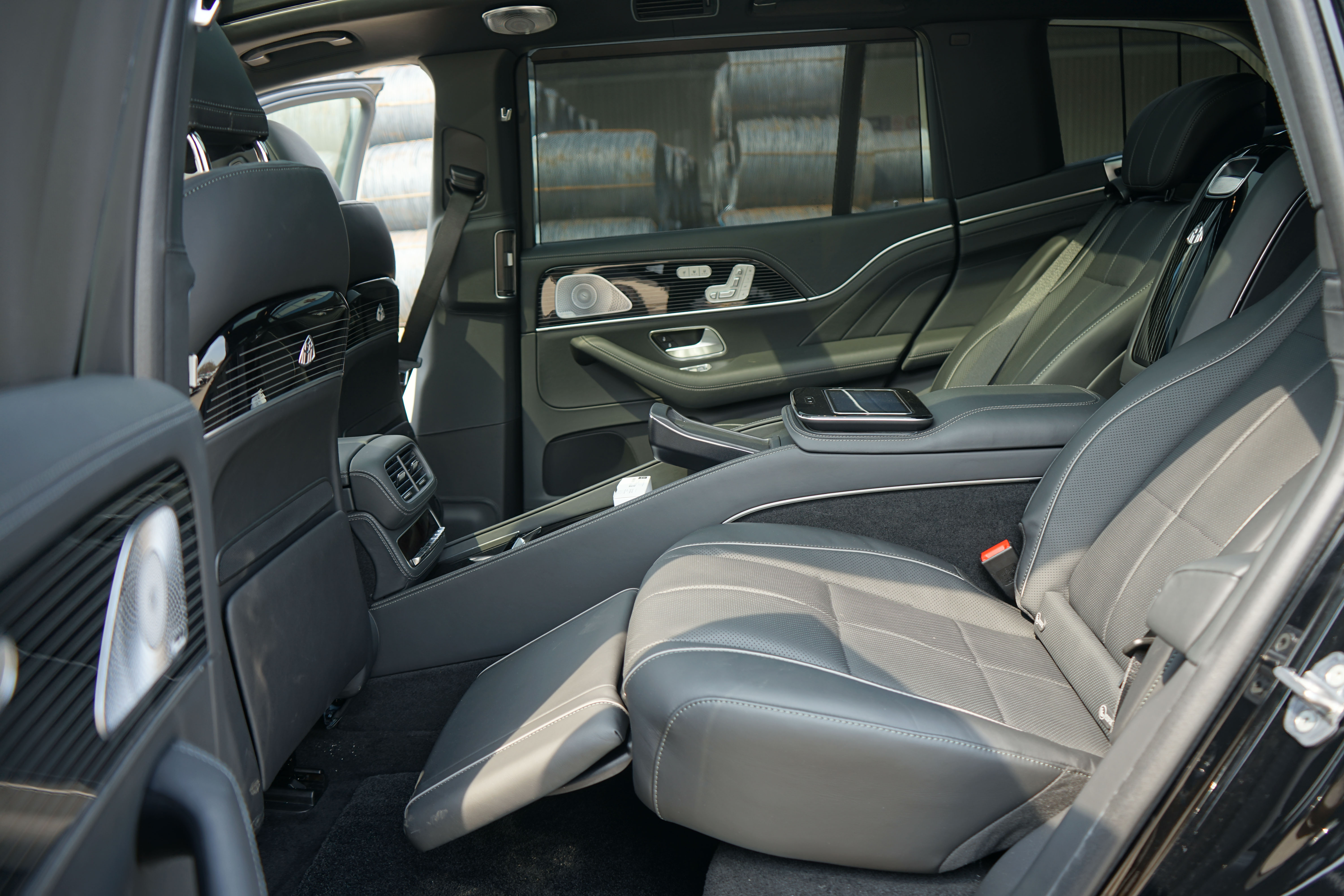 奔驰迈巴赫gls600到港,跟宾利添越一个价,你会选谁?