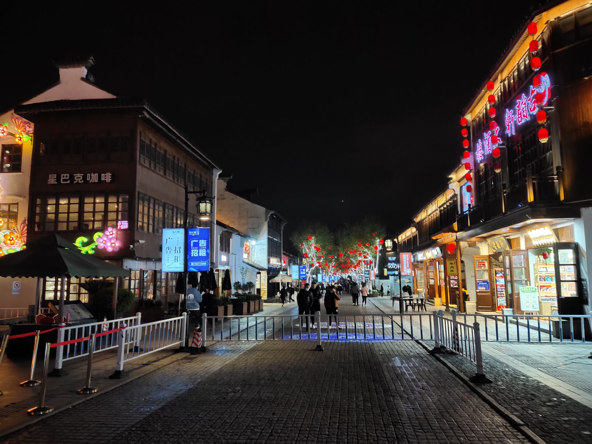 现在则已经成为了一条繁华热闹的旅游商业街,走起来和南京夫子庙,苏州