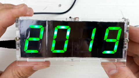 组装一台数字电子时钟，仅用60个零件就可以搞定，看看如何做的