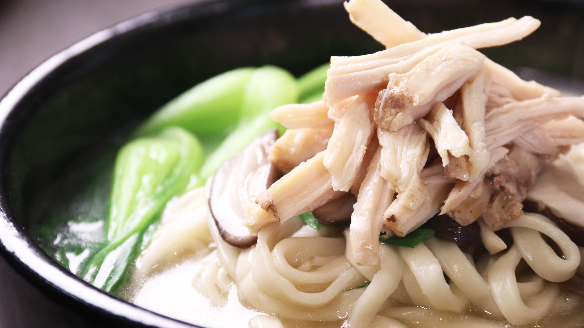 饭店厨师教你做香菇鸡丝面,汤汁浓郁面条鲜香,老少皆宜都爱吃!