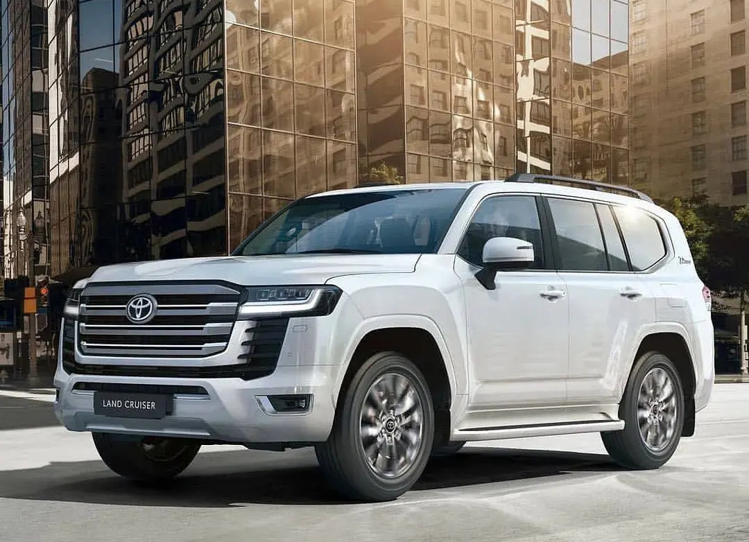 21款全新丰田陆巡现身大连港!3.5t6缸油混,会官方引进国内吗?