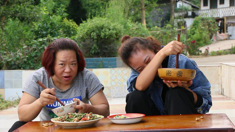 秋妹请娘娘吃尖椒鸡娘娘把亲戚介绍给秋妹做男朋友秋妹好害羞