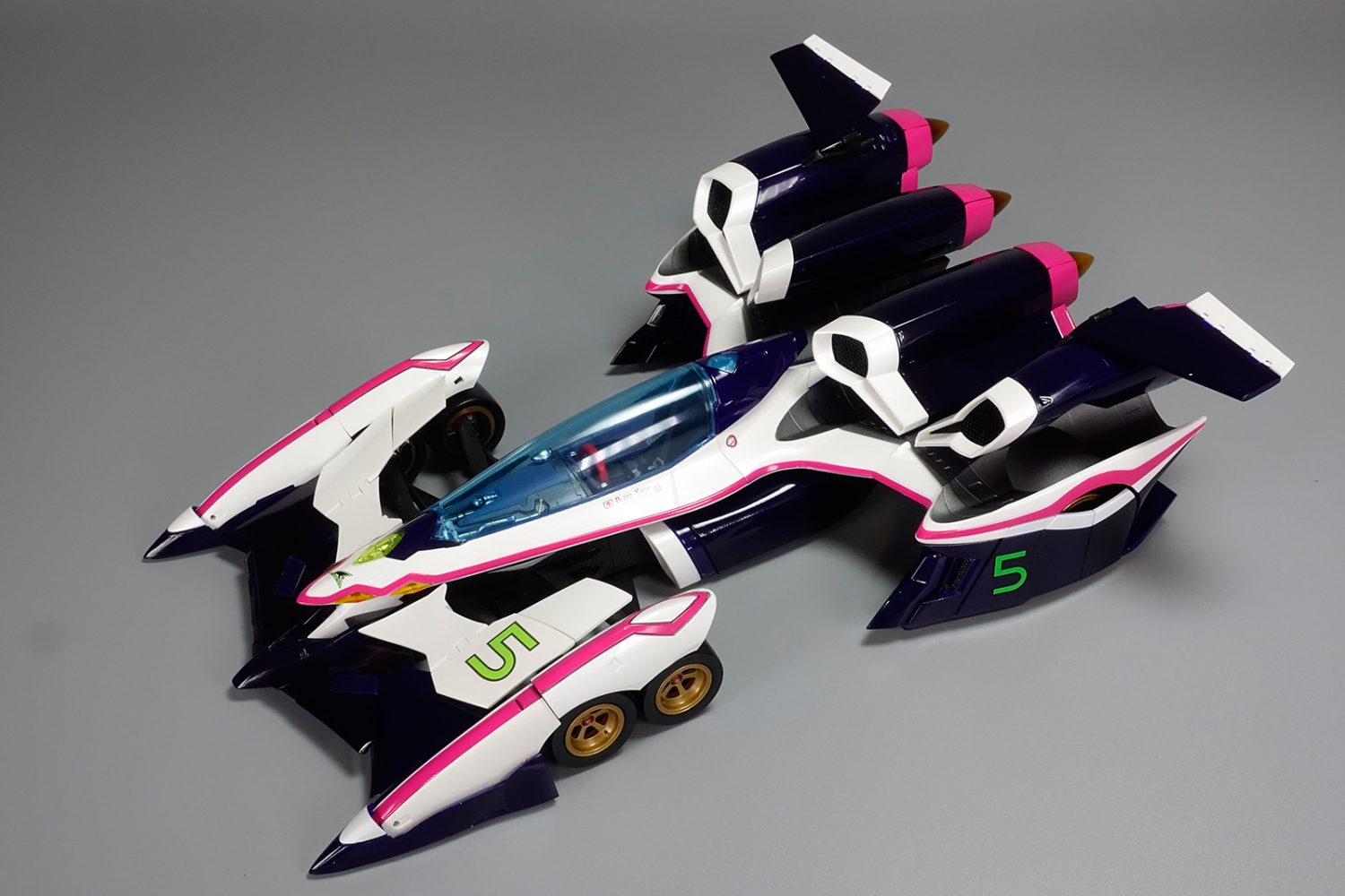 把尾部的四个增压涡升起,定风翼往外翻,就完成第一段增压形态.