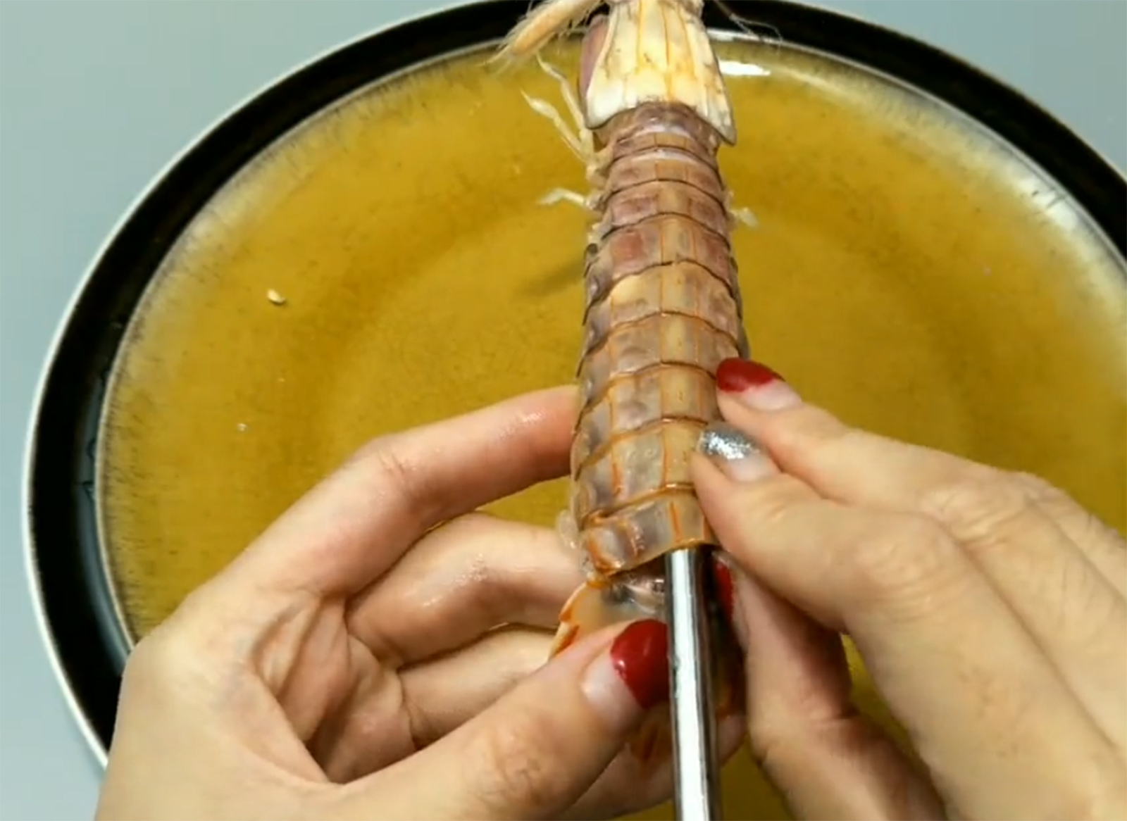 皮皮虾好吃不好剥皮皮虾怎么剥2种妙招教您轻松快速剥皮皮虾1分钟剥出