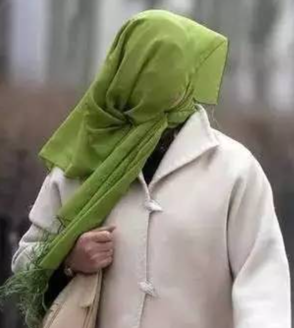 天津大妈头上的纱巾沙尘暴也吹不进去