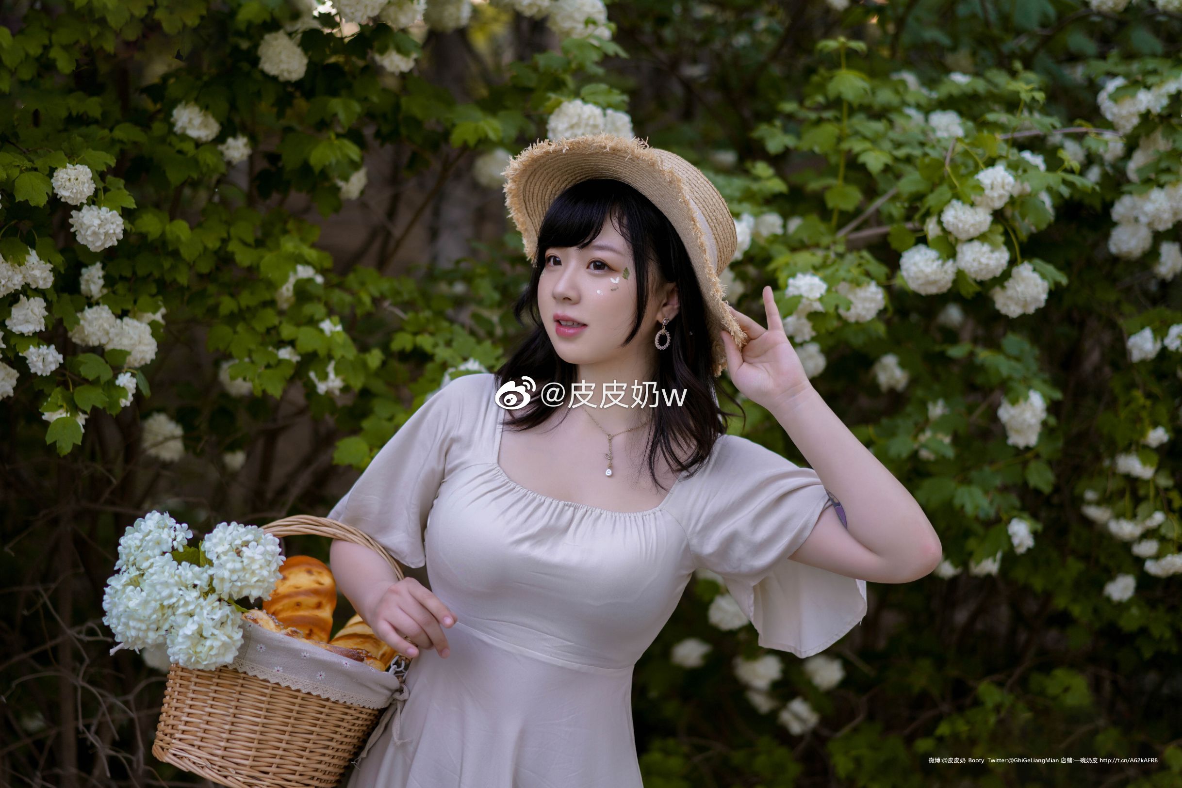 皮皮奶第一期丰腴可爱的小姐姐