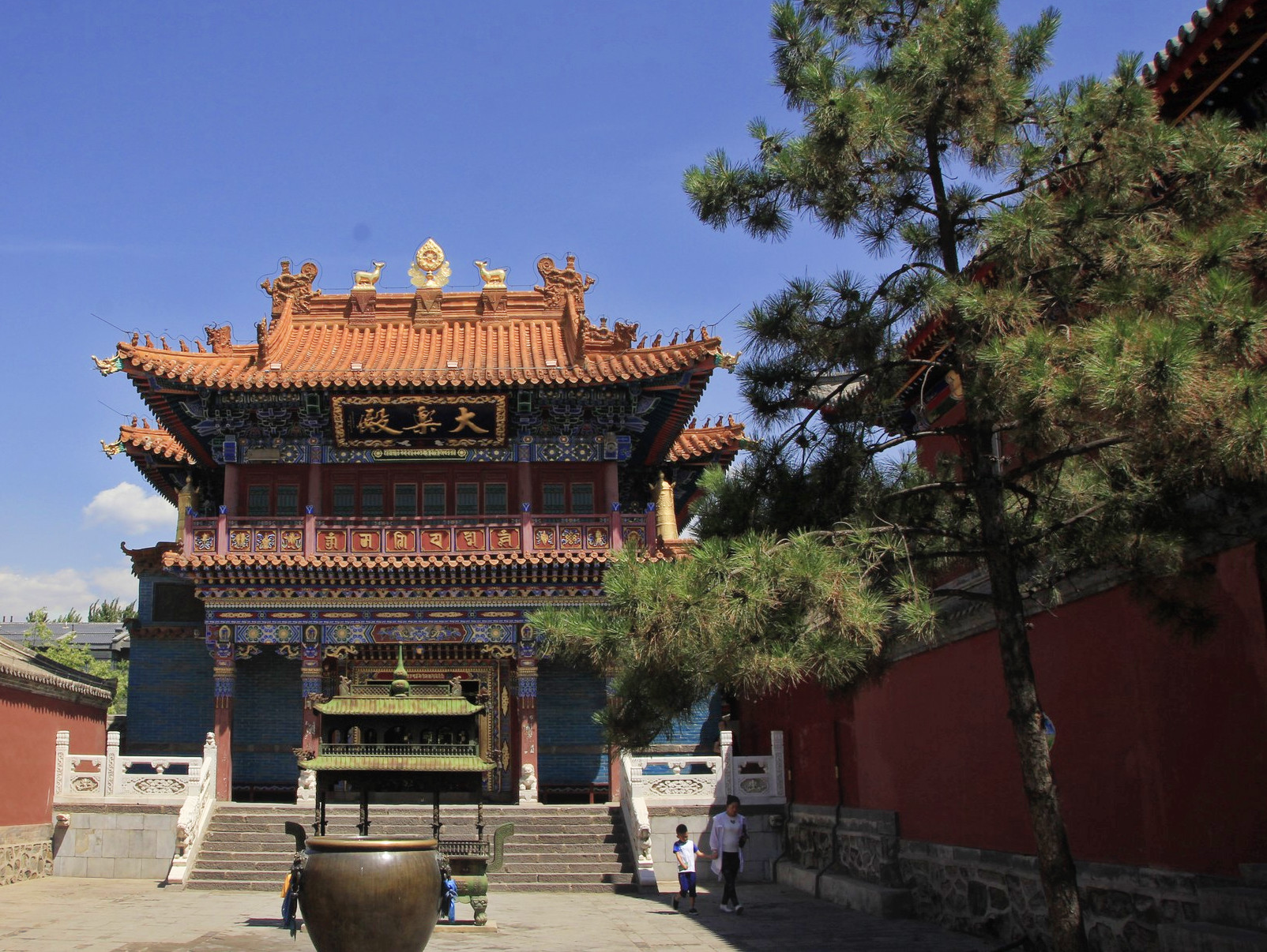 菩提过殿,九间楼,经堂,佛殿等,其中经堂和佛殿连在一起,统称为"大殿"