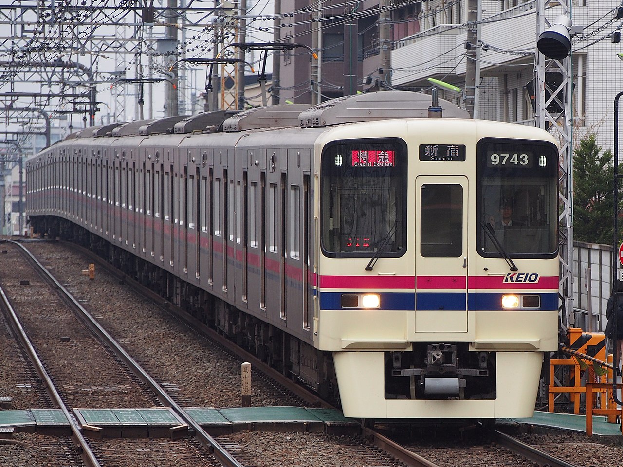 京王电铁的通勤列车,它与同样使用1372毫米轨距的地铁直通东京都市圈