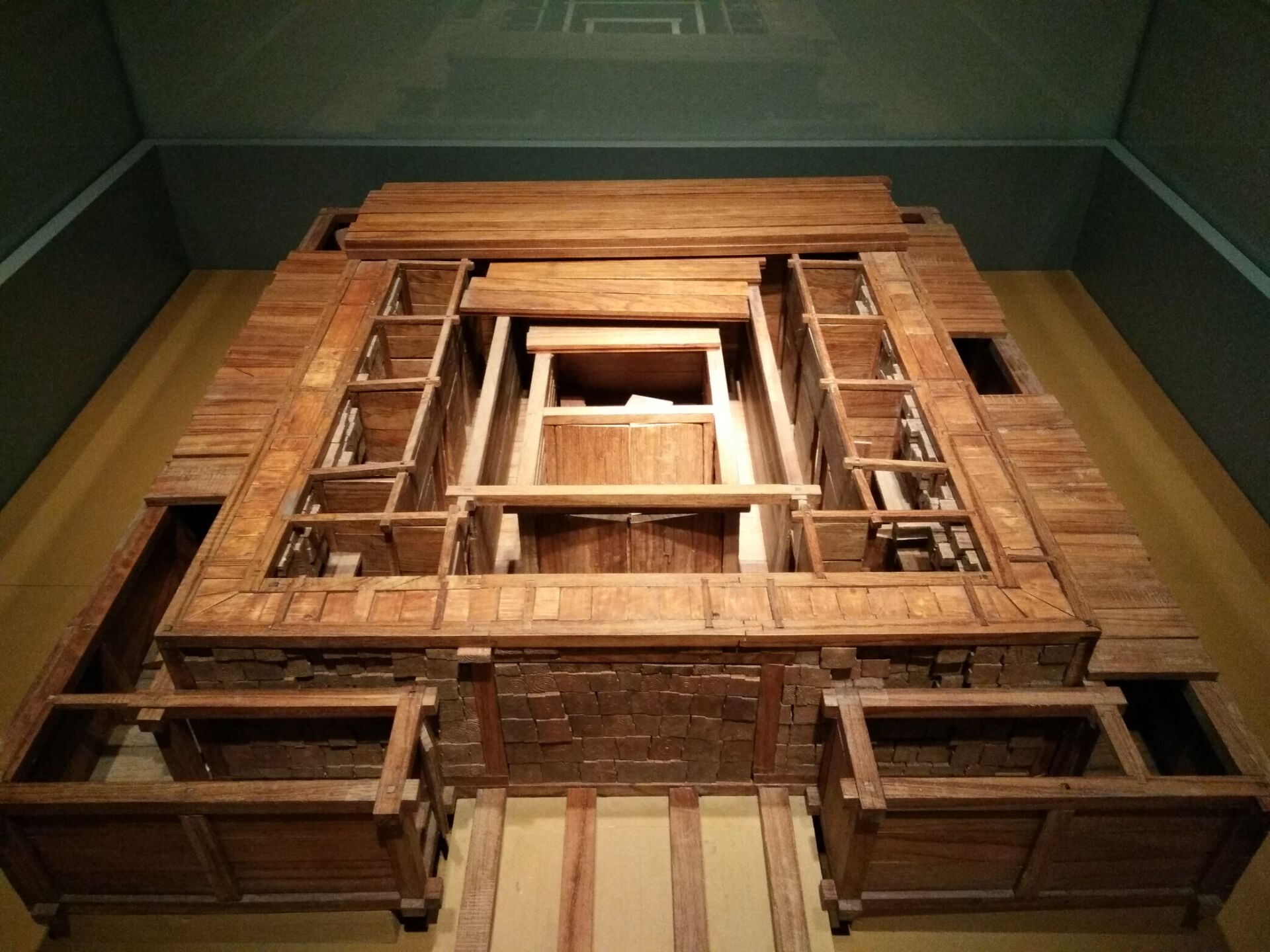 玉衣,西汉漆杯,东汉铜羊灯西汉铜编钟,两汉各形制铜灯具,西汉铜虎帐座