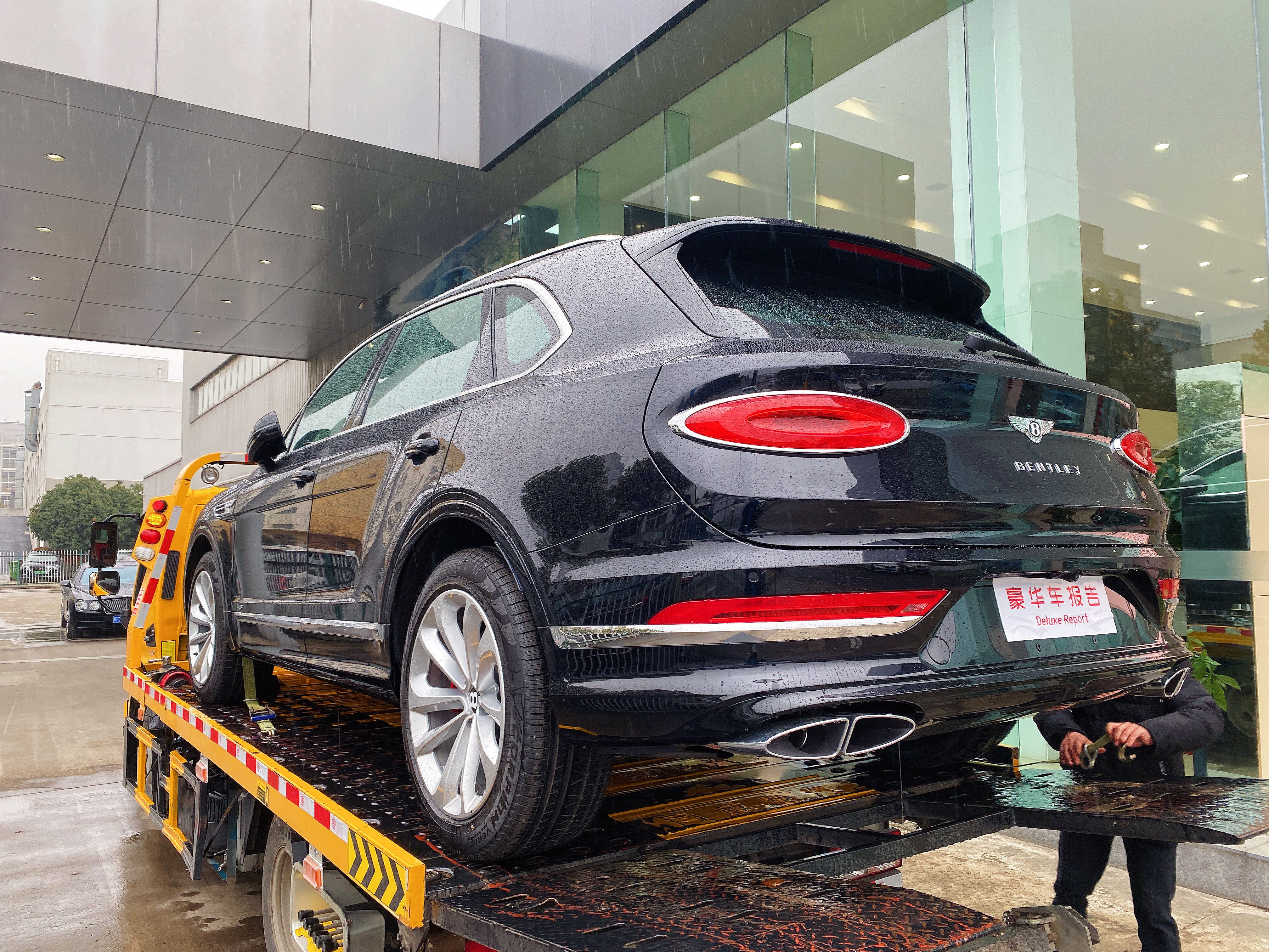 花300万买豪华suv 不选宾利添越和迈巴赫gls 还有其它选择吗