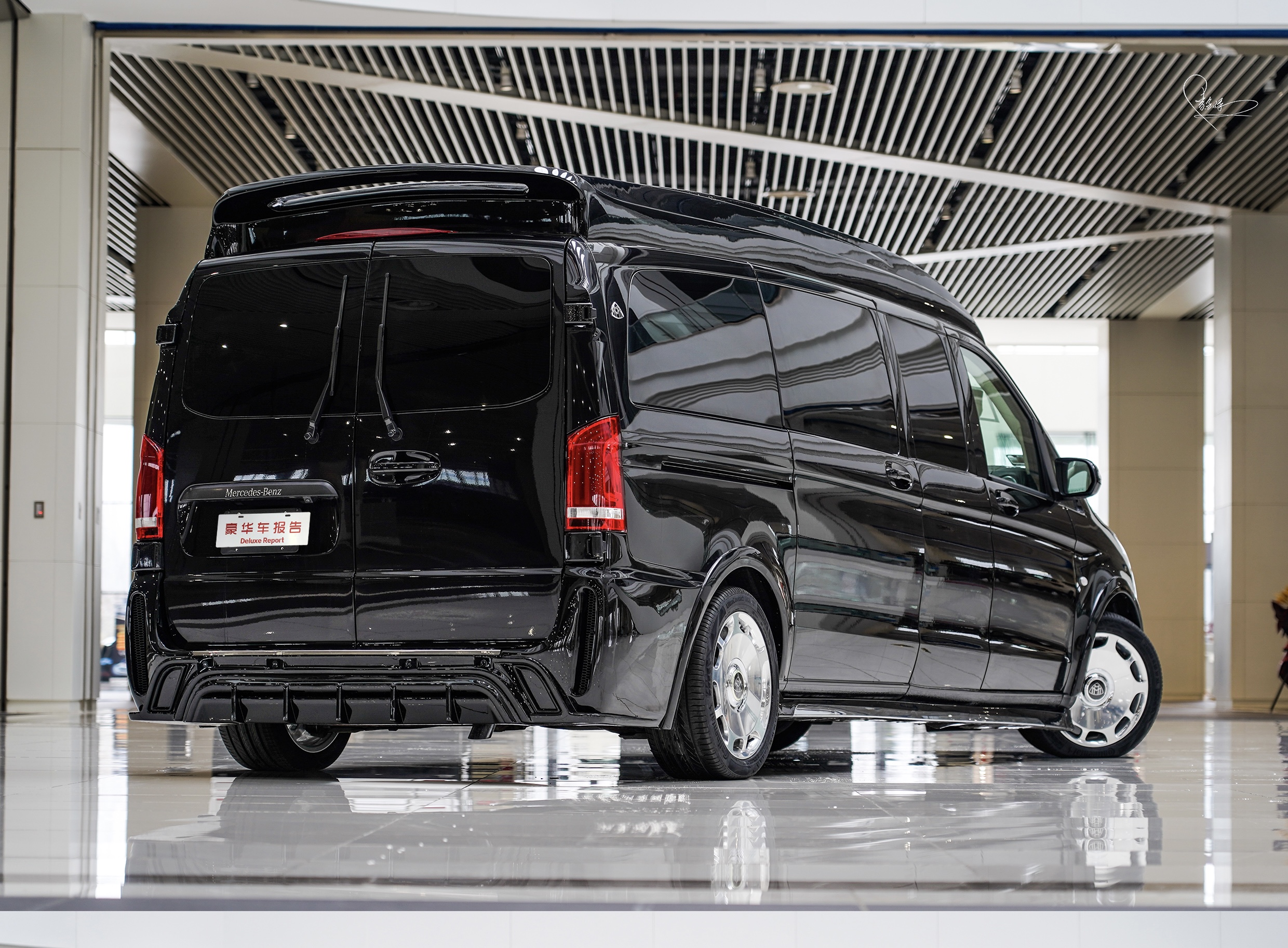 劳斯莱斯同款马车门100多万的奔驰保姆车之王到底有多牛