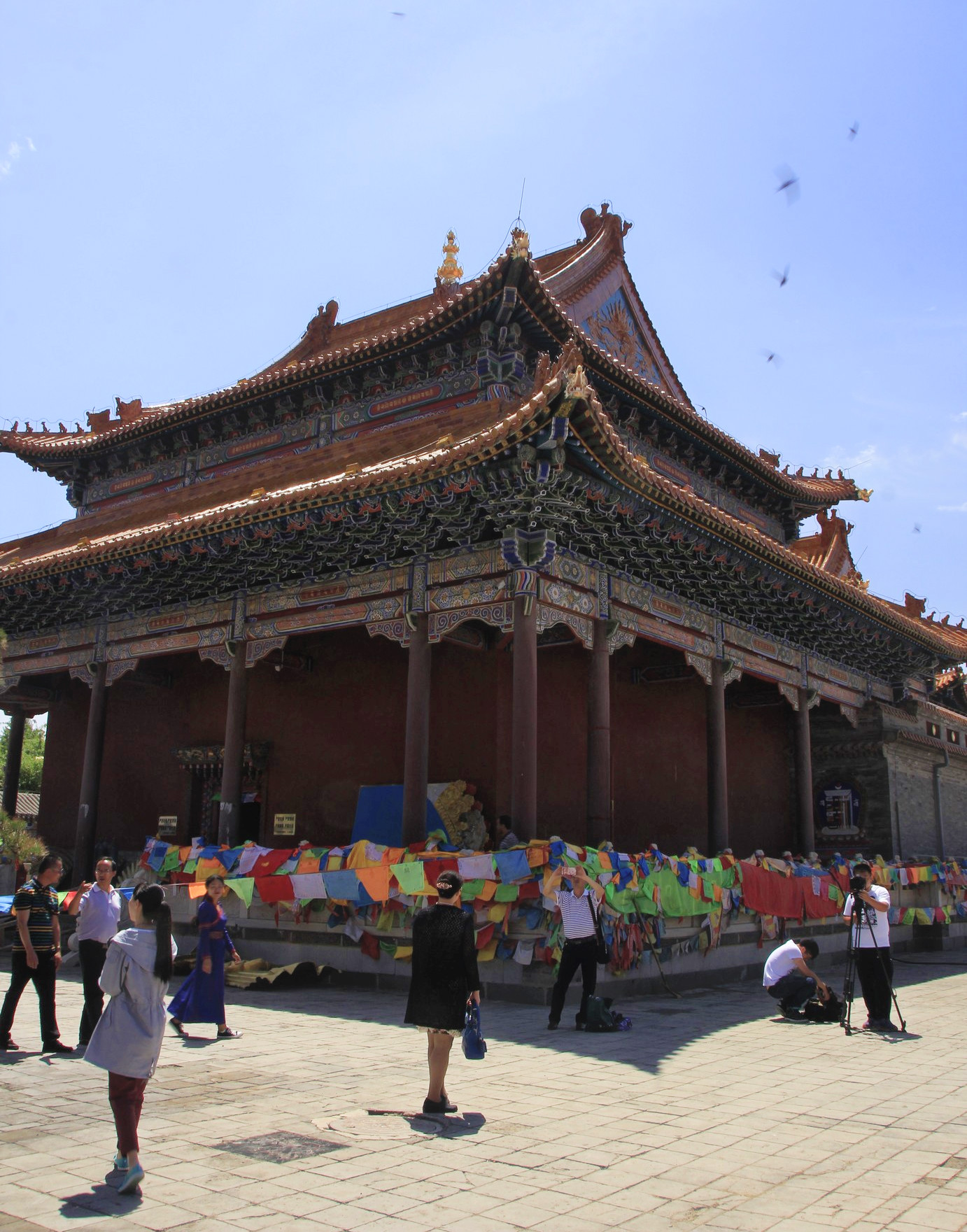 菩提过殿,九间楼,经堂,佛殿等,其中经堂和佛殿连在一起,统称为"大殿"