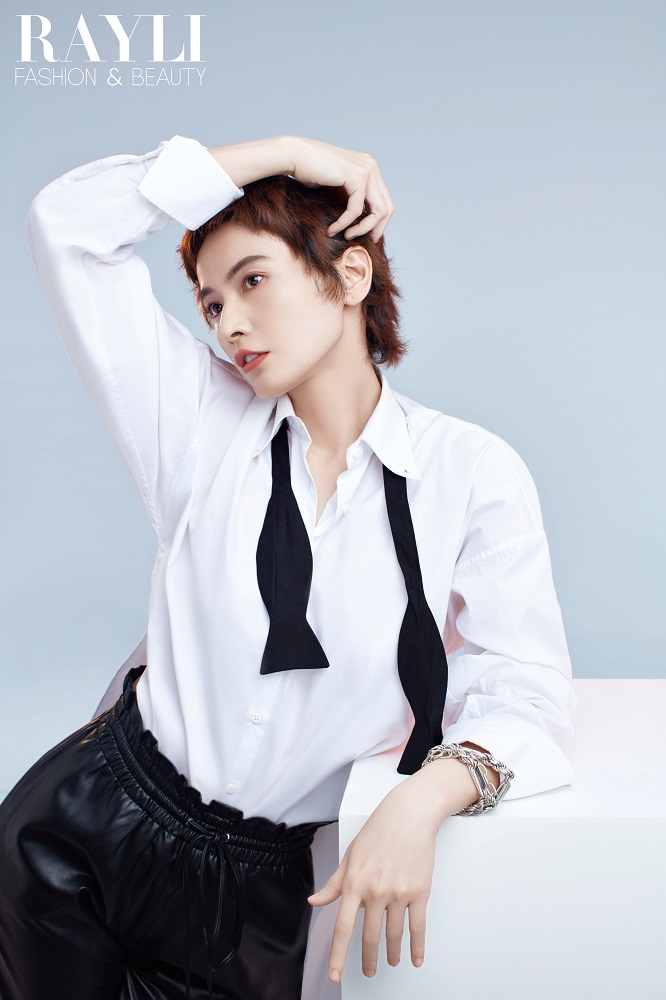 李媛短发封面大片曝光妩媚飒爽明丽倜傥熟女不设限