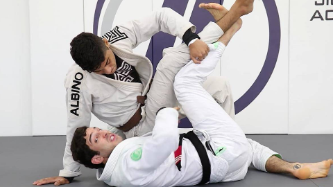 柔术地面逃脱,看似不可能,其实需要技巧!