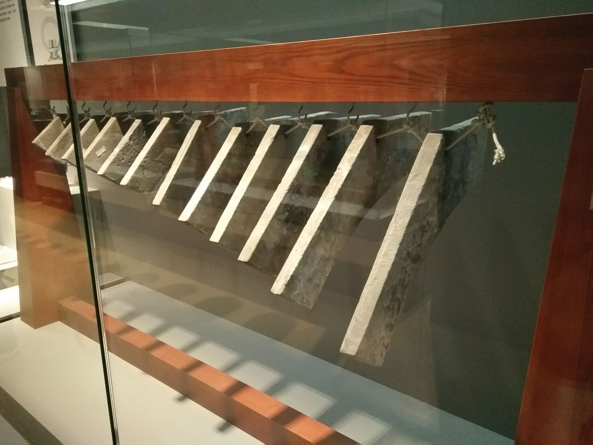 玉衣,西汉漆杯,东汉铜羊灯西汉铜编钟,两汉各形制铜灯具,西汉铜虎帐座