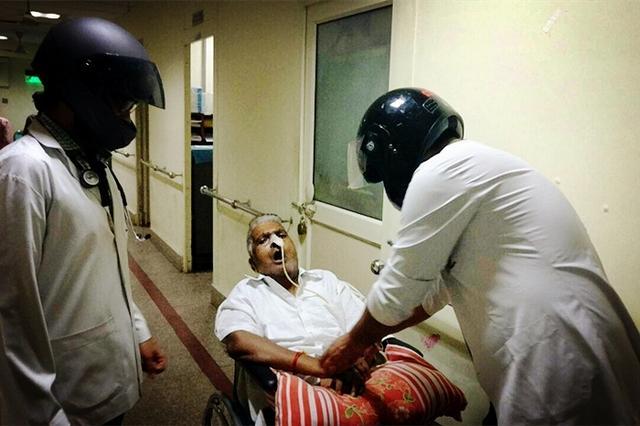 全球最担心之事发生 印度扛不住了 医护戴摩托车头盔和雨衣上阵