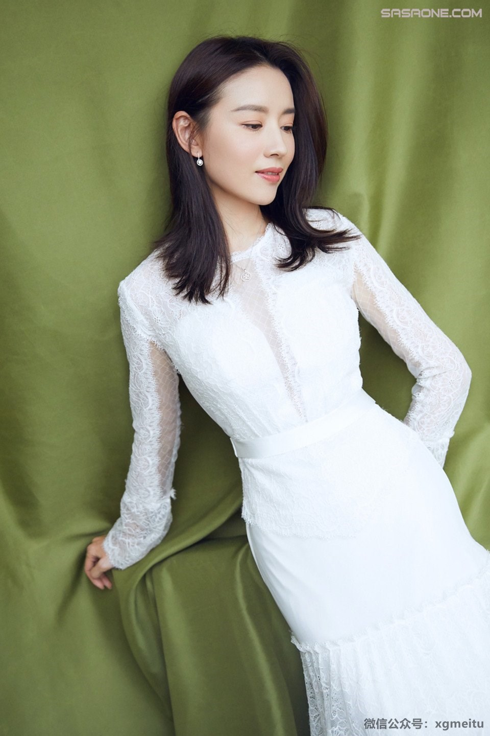 成熟妩媚的性感女神董洁细腰美腿白裙飘飘美不胜收