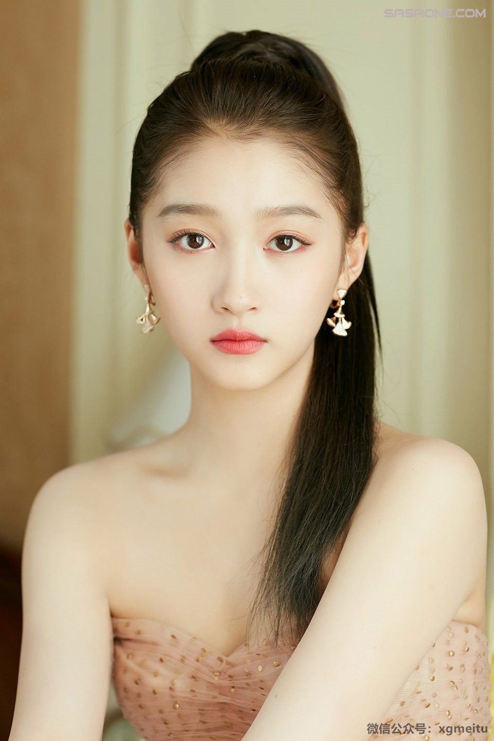 大长腿性感美女明星关晓彤裸色波点纱裙温柔而细腻