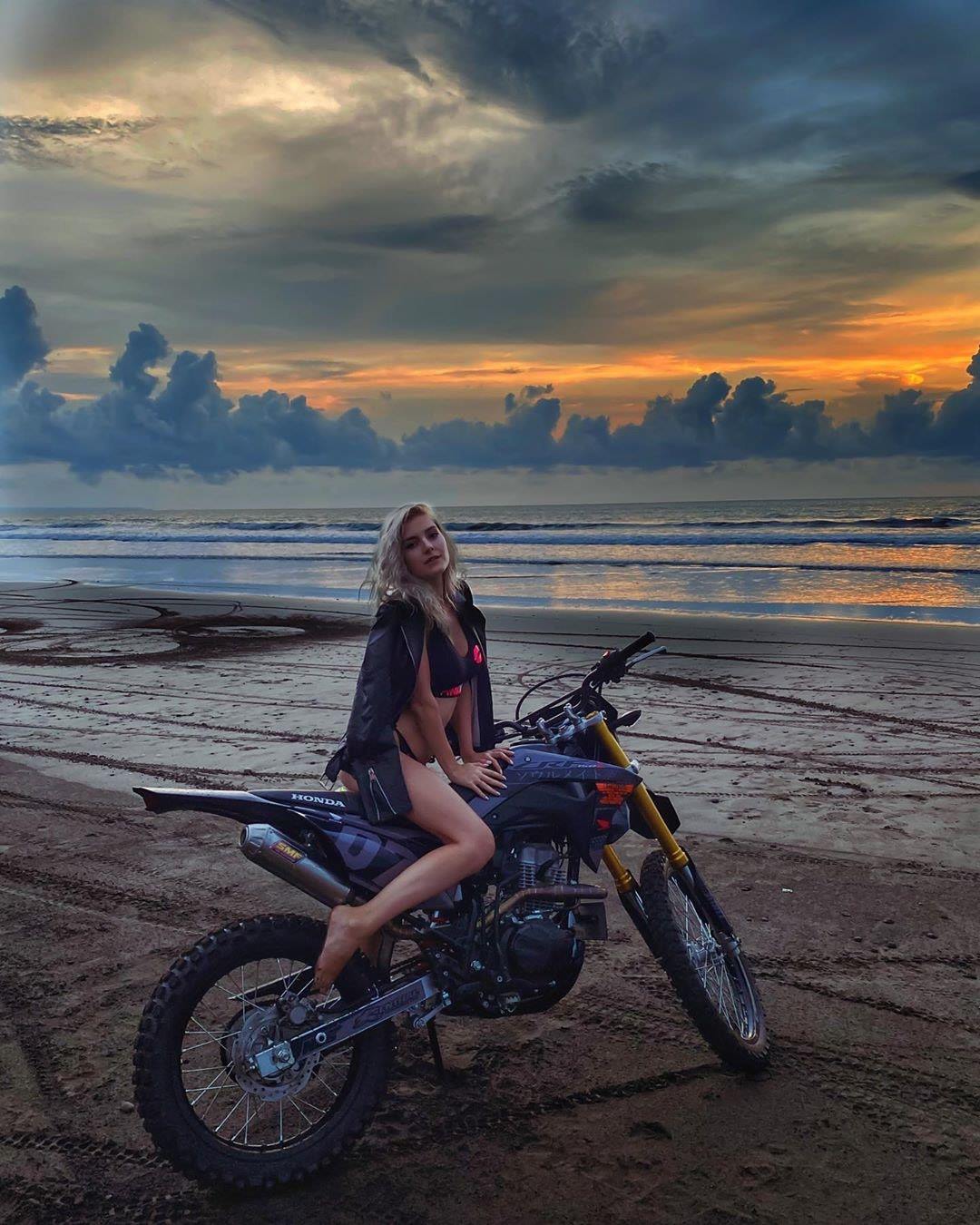 而【eva elfie】也会分享自己的写真作品(当然这些展示都是免费的)