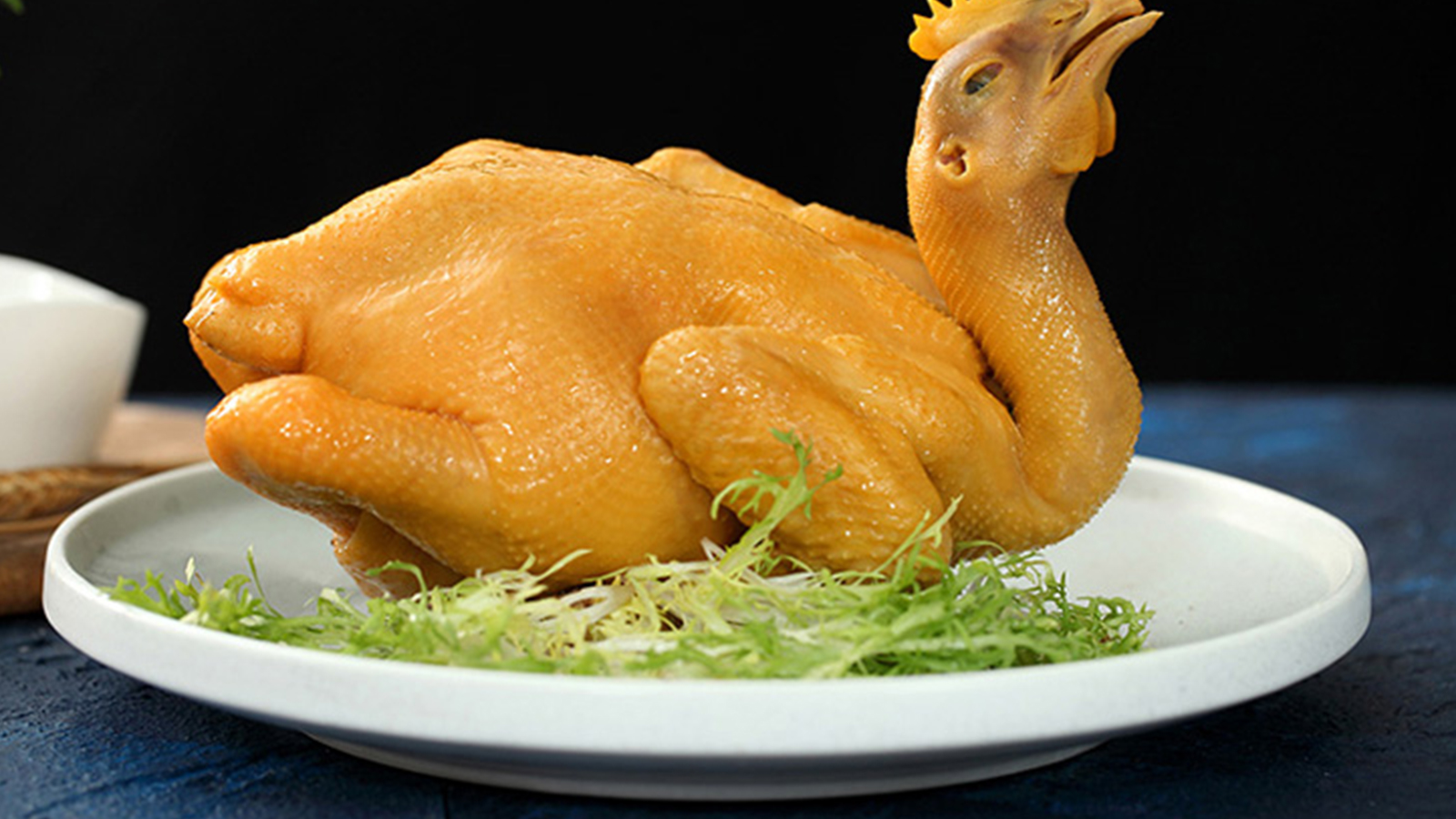 净后的原只鸡先用盐堆腌制,封存,要食用时,直接蒸熟即可,即"客家咸鸡"