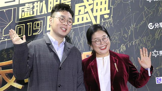 杜海涛携母亲参加活动,母子二人长相相似如同复制粘贴