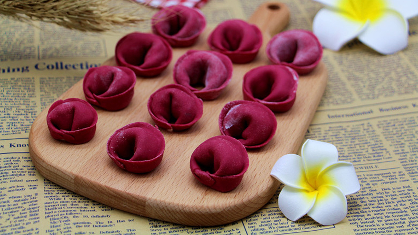 圆形饺子皮对折,捏紧边缘即可,这样的饺子皮好熟,没有面疙瘩.