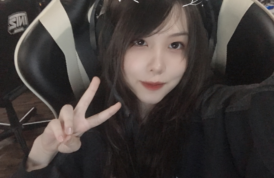 巴西女辅助mayumi最新ins照中国风裙子美哭网友这谁顶得住