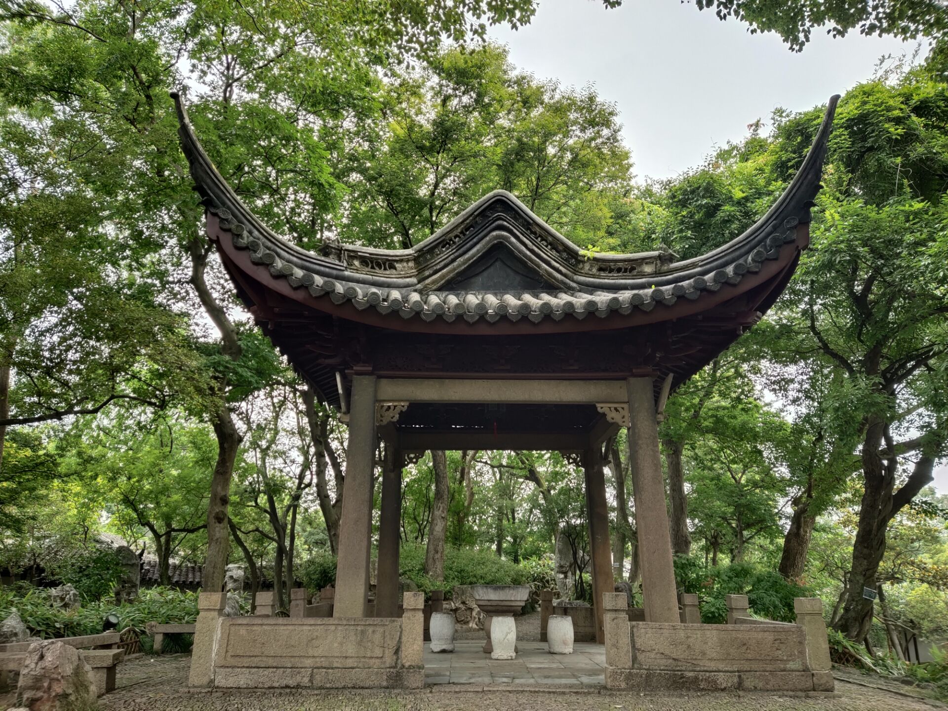 奔走在苏州沧浪亭