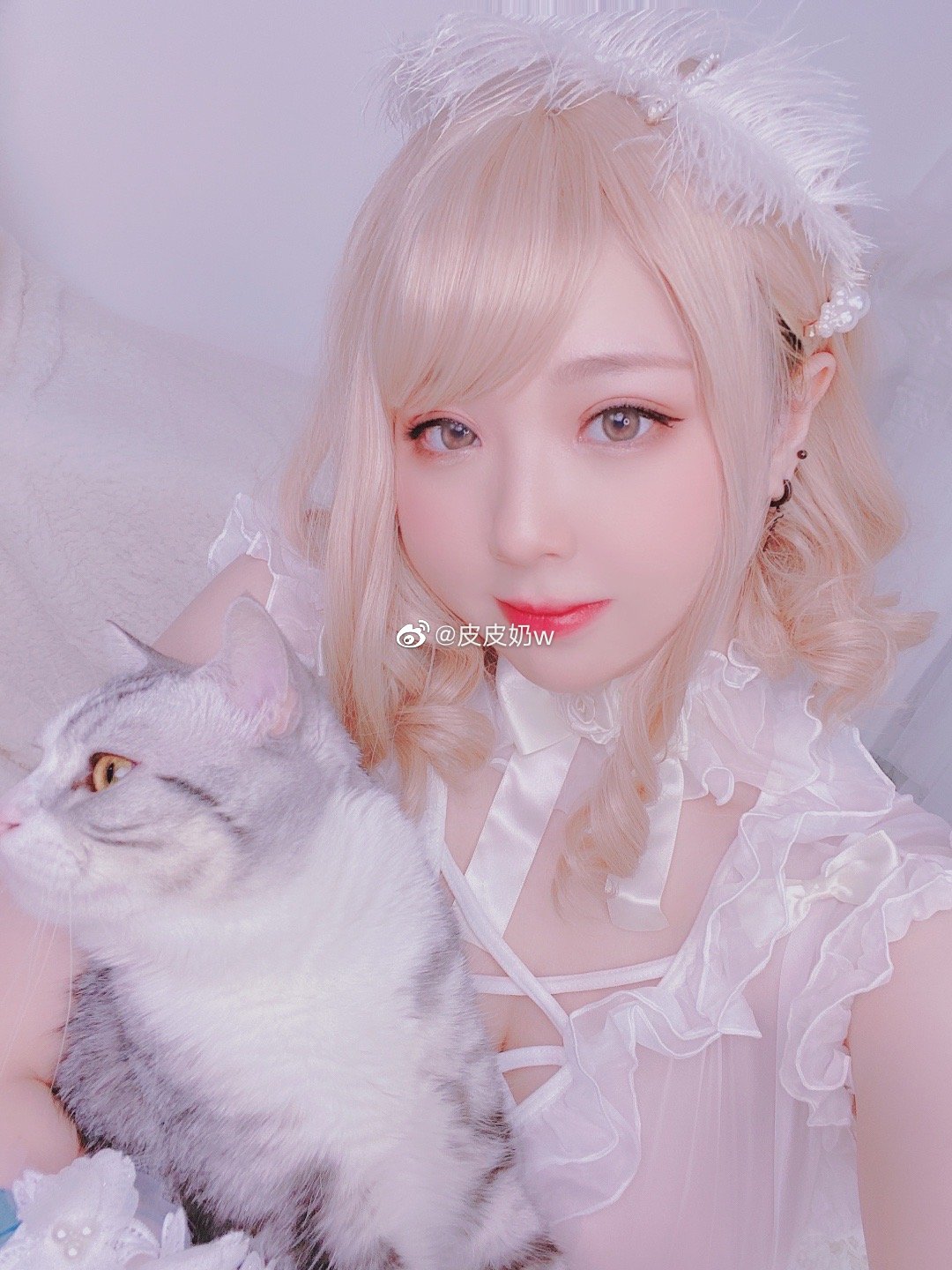 皮皮奶第一期丰腴可爱的小姐姐