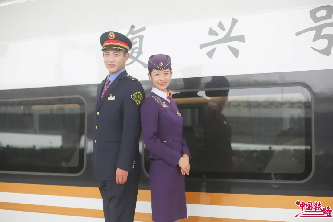 这条时速350公里的高铁即将开通!乘务员制服照亮相! - acfun弹幕视频