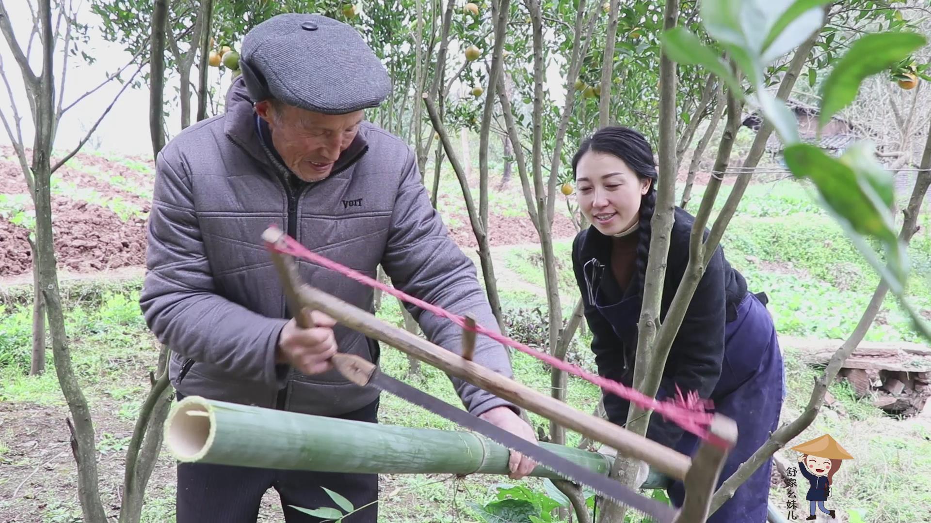 舒幺妹用竹子制作栅栏,和爸爸合作半天完工,简单好看不花1分钱