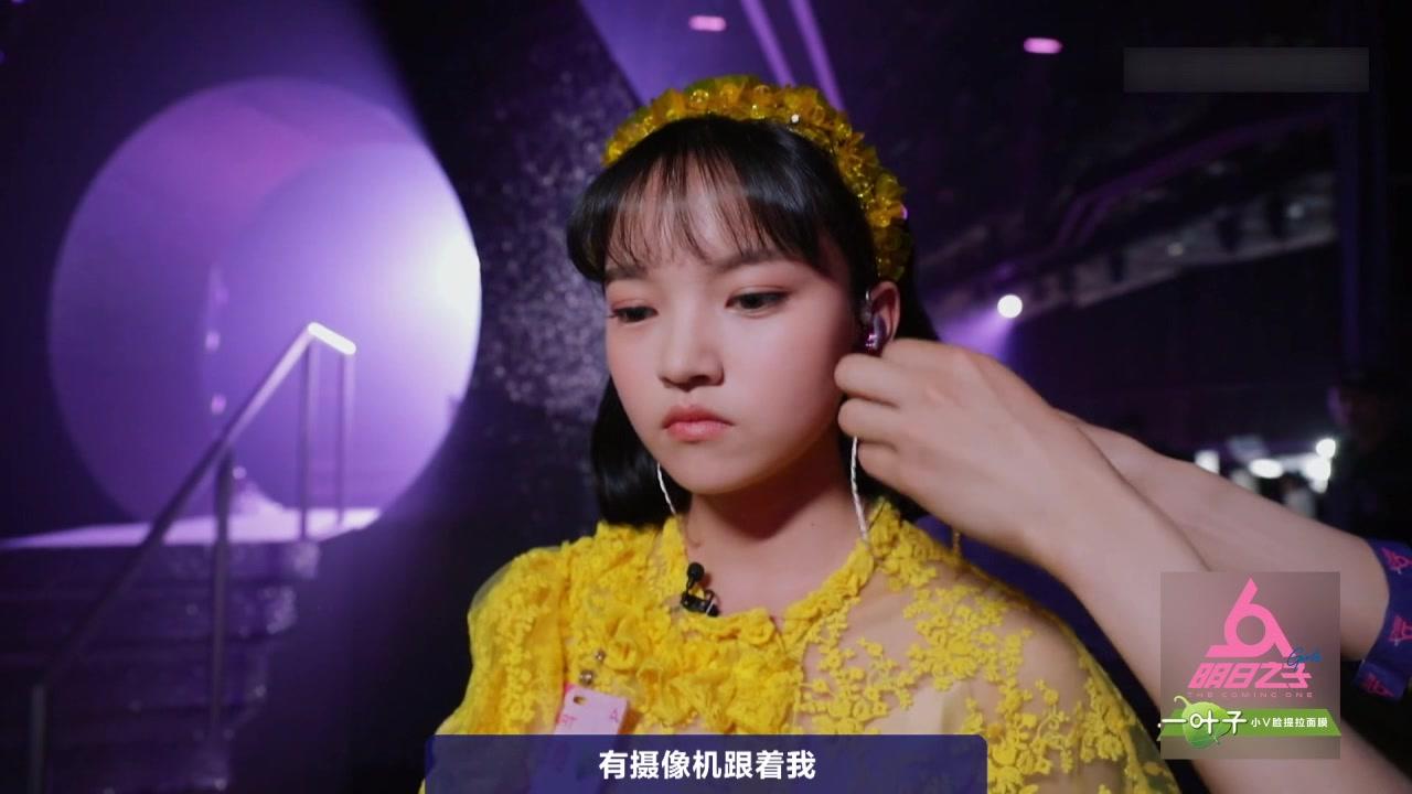 兰西雅首次登上舞台! 这一身黄是什么情况, 造型师那么放飞自我吗