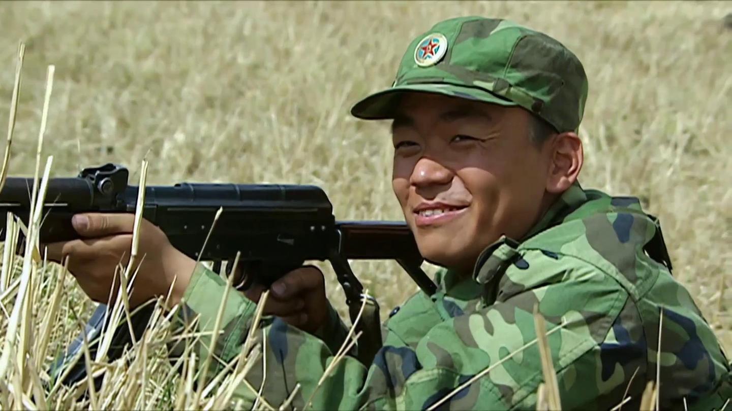 士兵突击: 许三多终于摸到枪, 兴奋地不撒手, 端着枪练瞄准