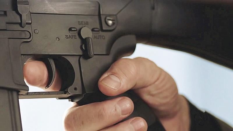 当狙击手扣动扳机瞬间, 特工及时出现, 直接将其击毙! 最新动作猛片