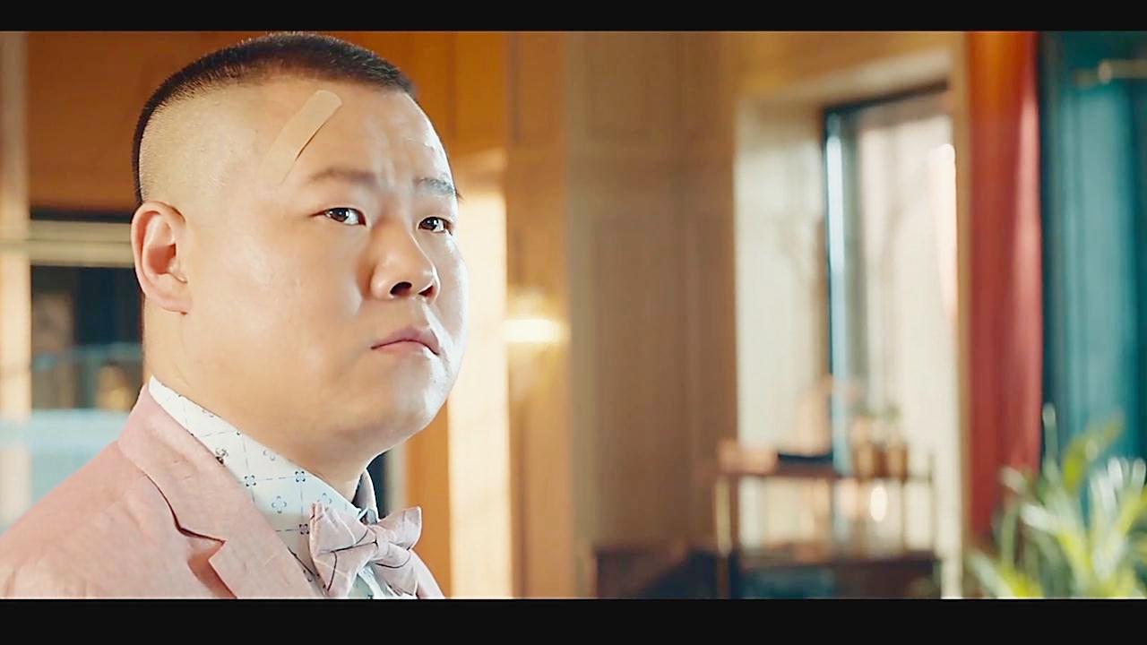 疯岳撬佳人: 小岳岳和女友吃饭, 不料碰上明星拍戏, 竟是其前男友