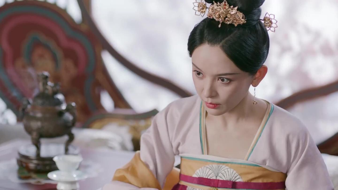 风起霓裳: 武才人的靠垫绣的很美, 没想到上面有4个字!