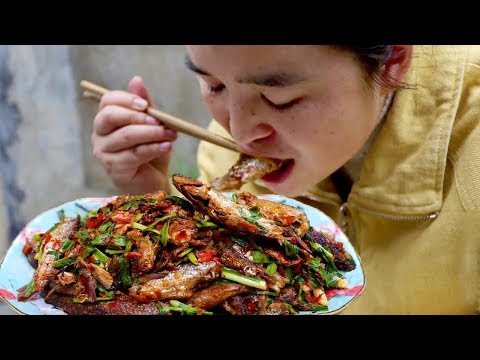 1碗剁椒,1盆鲫鱼,上次吃上瘾,这次再来,太香了!【苗阿朵美食】
