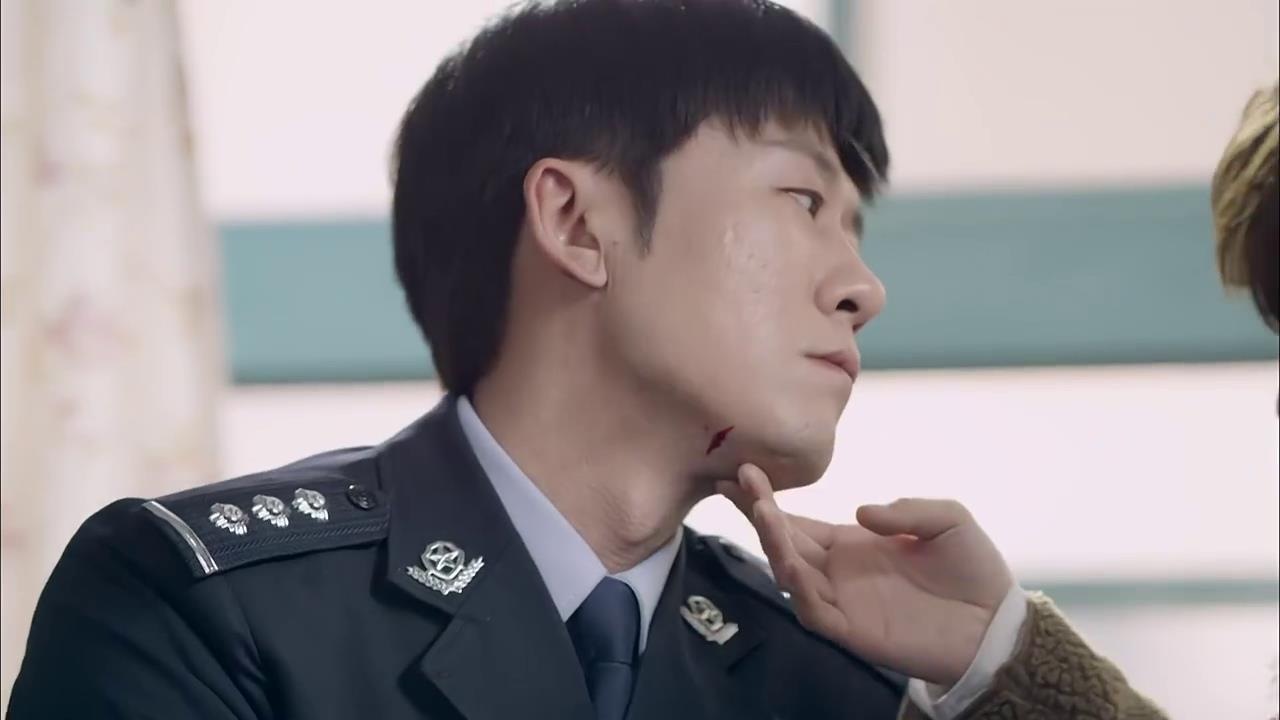 江城警事: 民警到温师傅家里协商, 温师傅怒甩水杯, 民警无辜受伤