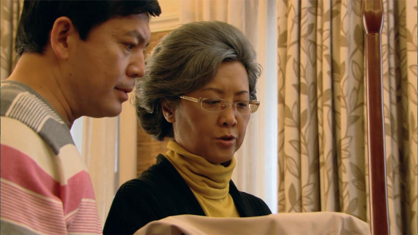 青果巷: 妈妈正在滴眼药, 儿子正好回来, 以为出了什么大事