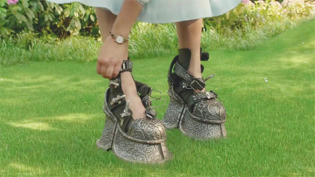 小女孩身体特别轻, 不得不定制一双特殊的铁鞋, 不然就会飞起来!