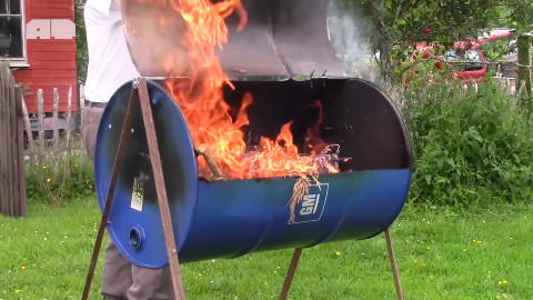 如何用废汽油桶做一个烧烤架?