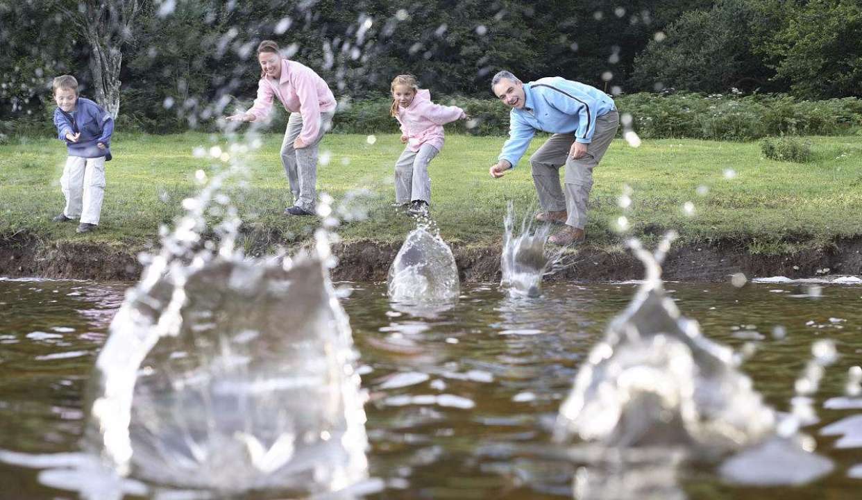 学会这个技巧解锁轻功水上漂:打水漂时石头不会沉的秘密