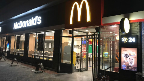 北京凌晨2点,麦当劳里有另一个世界