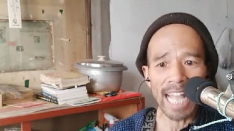 自弹自唱才艺双全的农村抖音老大爷热歌大串烧