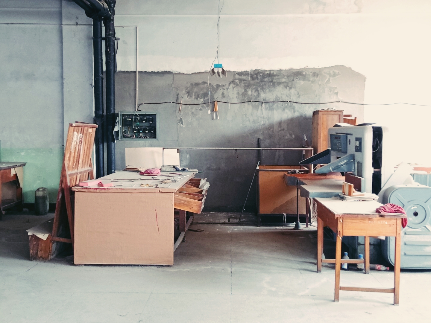 老式办公桌,不过大概之前就不怎么用了,大家都去用电脑桌的说,大概用