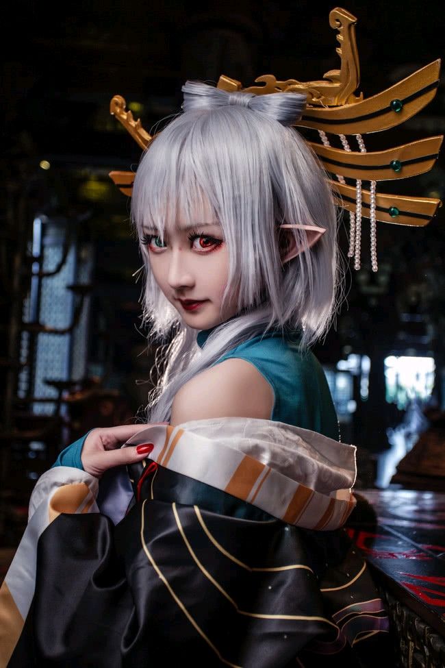 cos第5期 洛天依cos 女王范的天依!举手投足之间俘获你!