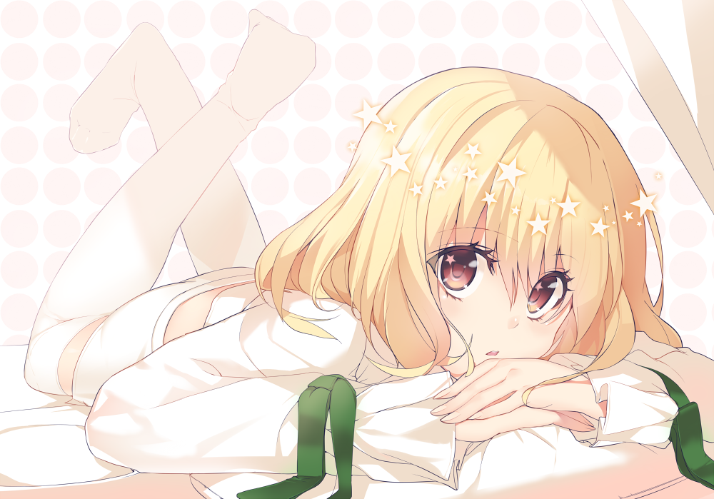 趴着晃动双脚的少女真是可爱